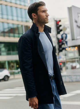 Tamsiai mėlynas rudeninis lietpaltis