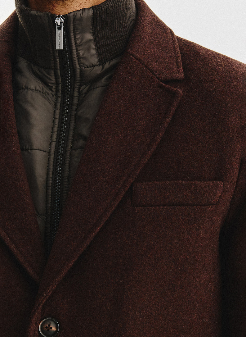 Rudas vyriškas lietpaltis su nusegama apykakle