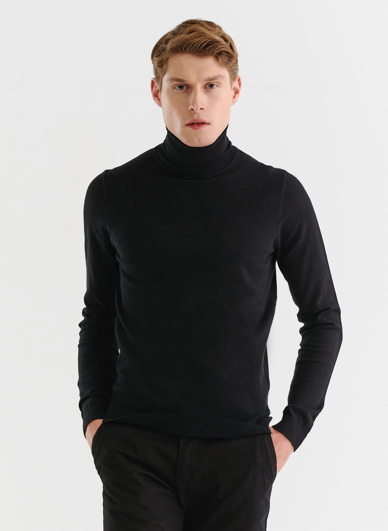 Juodos spalvos vyriškas „basic“ golfas be raštų