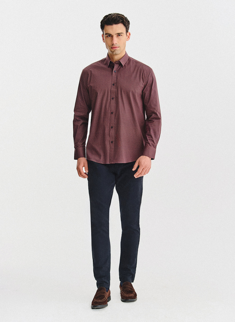 Tamsiai raudoni marškiniai geometriniu raštu