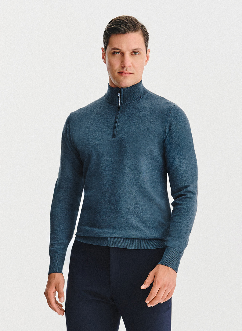 Tamsiai mėlynas megztinis su prasegama stačia apykakle