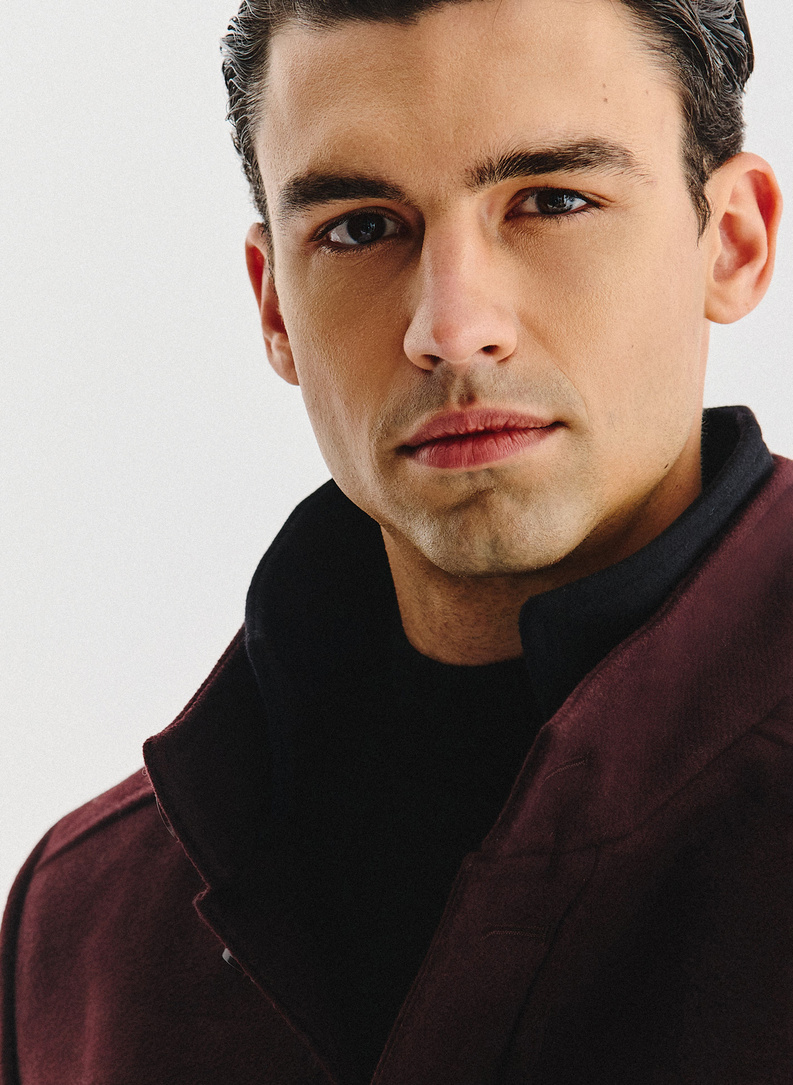 Tamsiai raudonas sagomis sagstomas lietpaltis