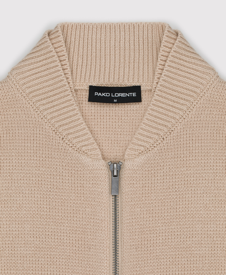 Smėlinės spalvos sagstomas kardiganas