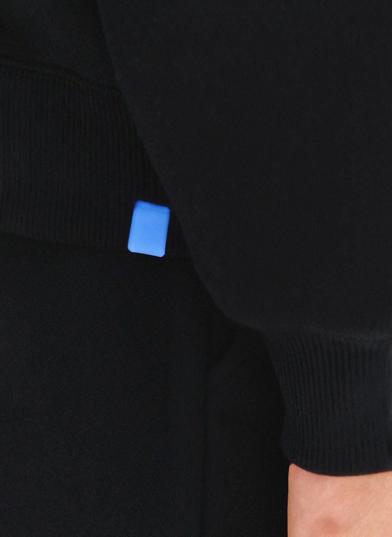 Juodas vyriškas treningas su bluzonu su gobtuvu