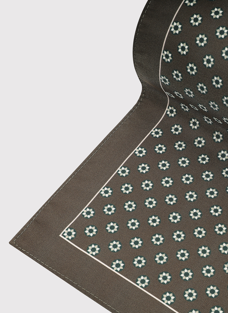 Tamsiai žalia kišeninė nosinaitė mikroraštu