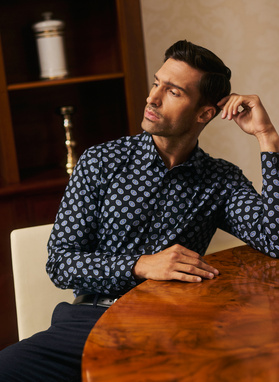 Tamsiai mėlyni gėlėti marškiniai