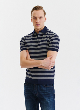 Tamsiai mėlyni dryžuoti polo marškinėliai