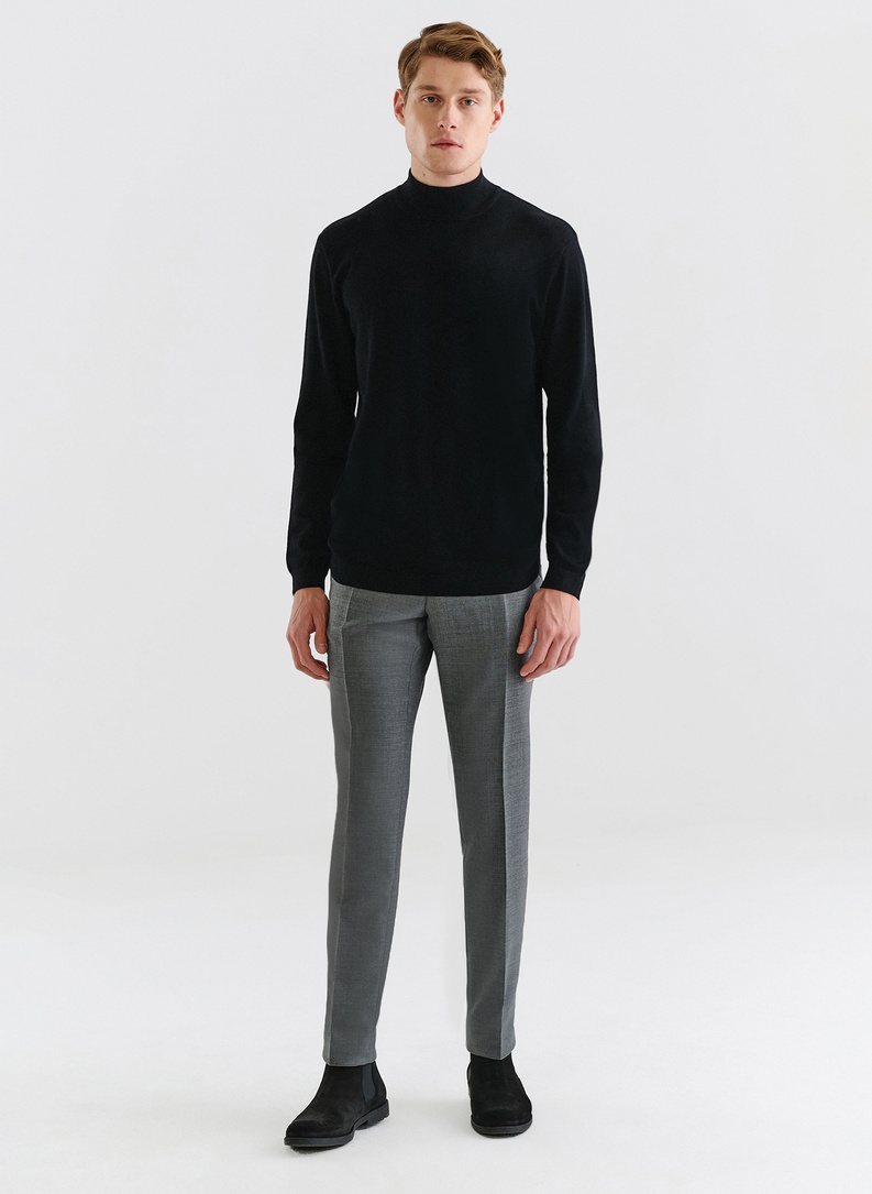 Juodas vyriškas pusgolfis be raštų