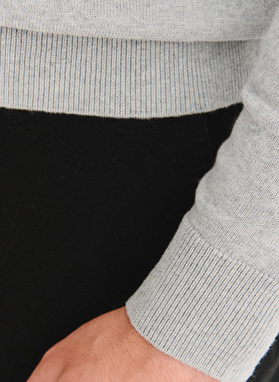 Pilkas medvilninis megztinis su kašmyru