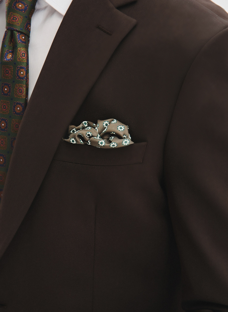 Tamsiai rudas vyriškas kostiumas