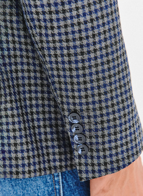 Tamsiai mėlynas švarkas smulkiais langeliais