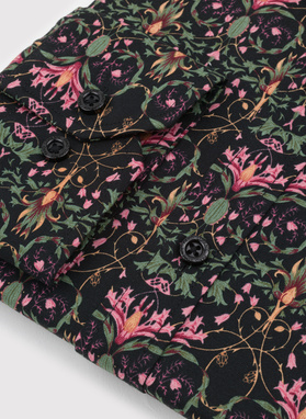 Juodi marškiniai spalvotomis gėlėmis