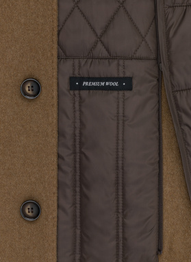 Rusvas vyriškas lietpaltis su nusegama stačia apykakle