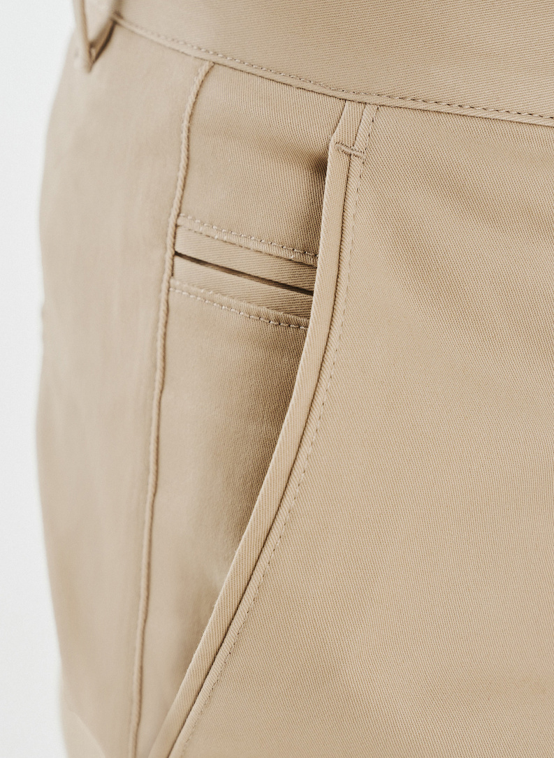 Smėlio spalvos vyriškos kelnės be raštų