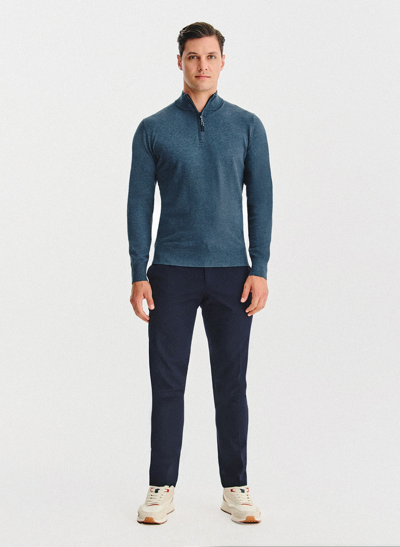 Tamsiai mėlynas megztinis su prasegama stačia apykakle