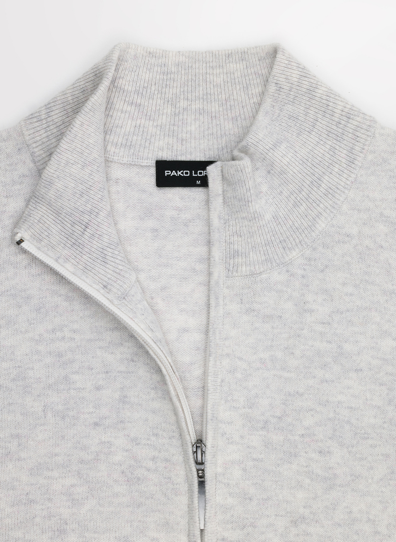 Šviesiai pilkas sagstomas megztinis su kišenėmis