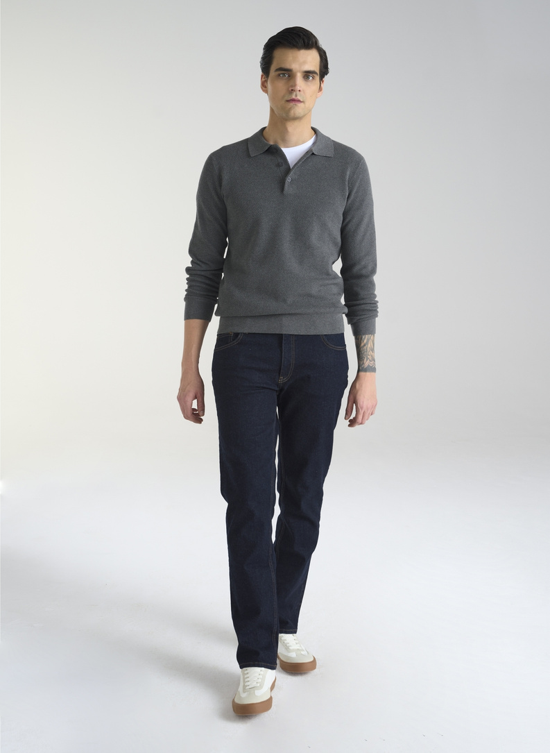 Pilkas vyriškas megztinis su apykakle