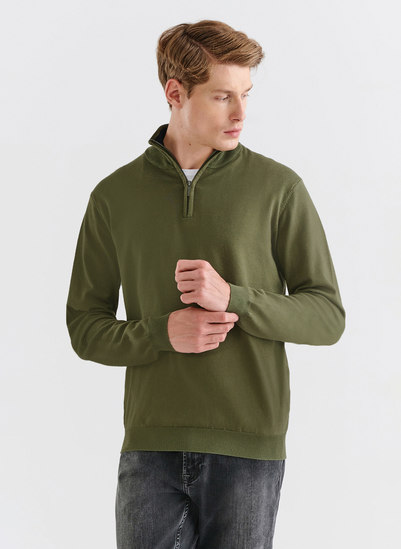 Žalias megztinis su užtrauktuku sagstoma aukšta stačia apykakle