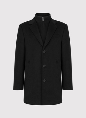 Juodas vyriškas lietpaltis su nusegama stačia apykakle