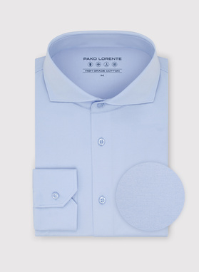 Šviesiai mėlyni trikotažiniai marškiniai