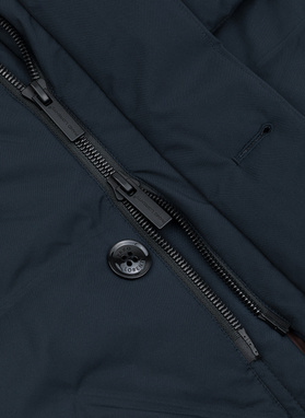 Tamsiai mėlyna dygsniuota striukė su gobtuvu