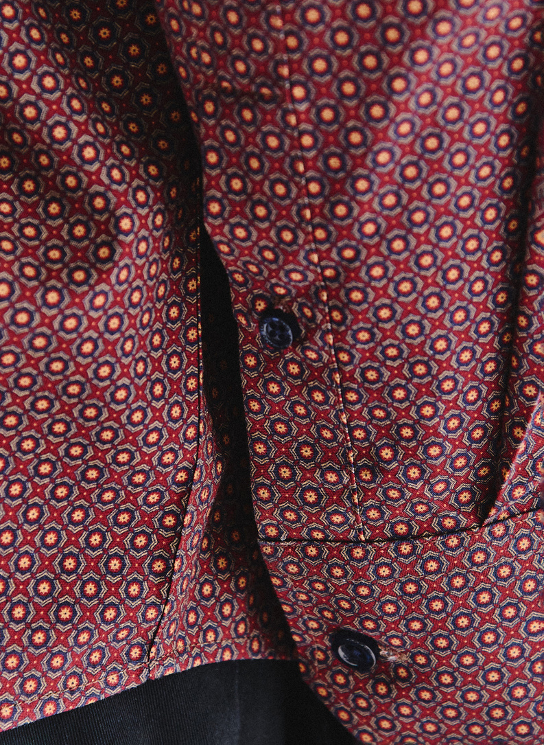 Tamsiai raudoni marškiniai geometriniu raštu