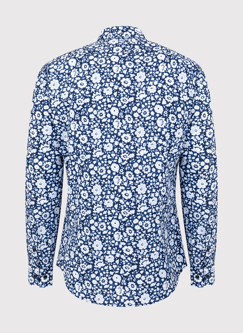 Tamsiai mėlyni marškiniai baltomis gėlėmis