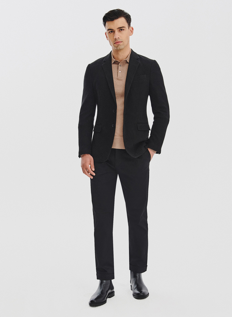 Juodas trikotažinis švarkas