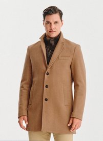 Smėlinis vyriškas lietpaltis su nusegama apykakle