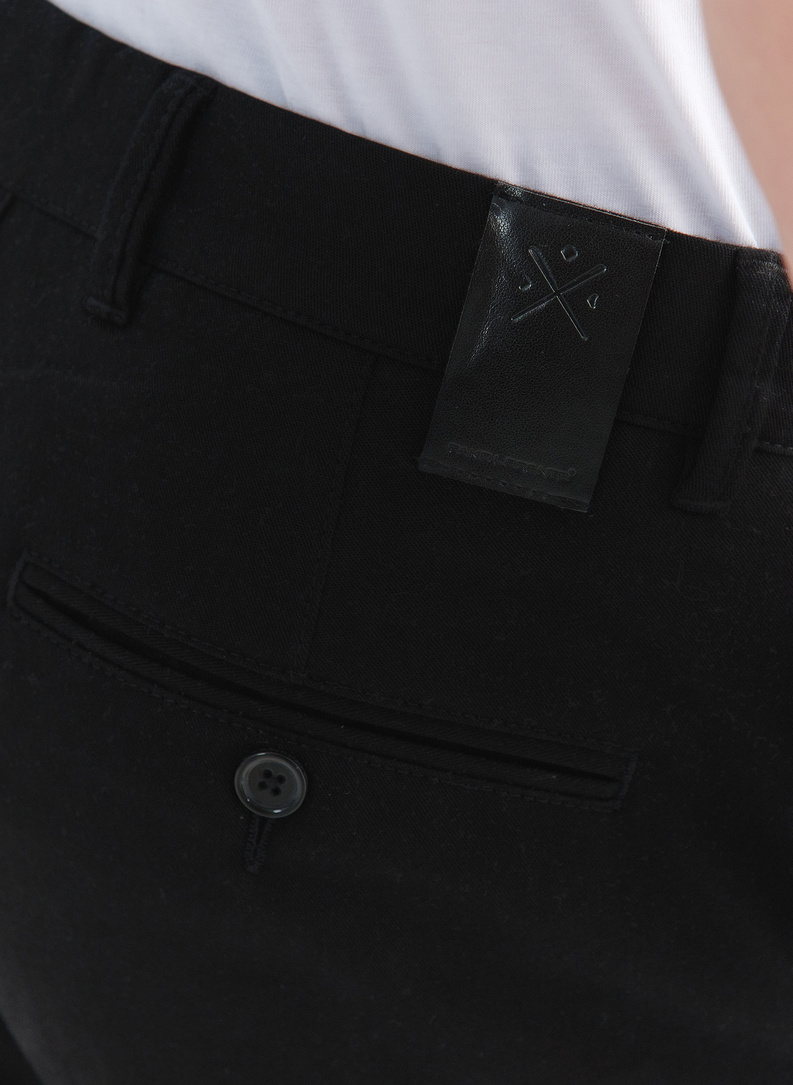 Juodos prigludusios vyriškos kelnės