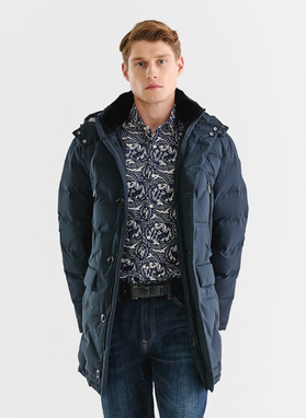 Tamsiai mėlyna dygsniuota striukė su gobtuvu