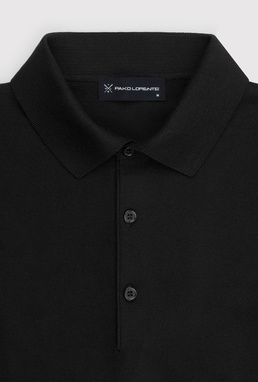 Juodos spalvos polo megztinis
