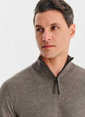 Rudas megztinis su prasegama stačia apykakle