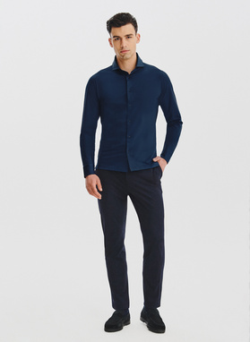 Tamsiai mėlyni trikotažiniai marškiniai