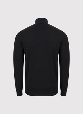 Juodas megztinis su prasegama stačia apykakle