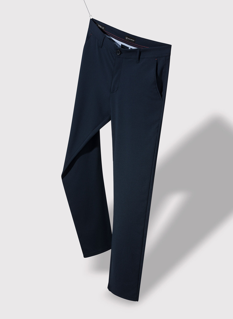 Tamsiai mėlynos vyriškos kelnės be raštų