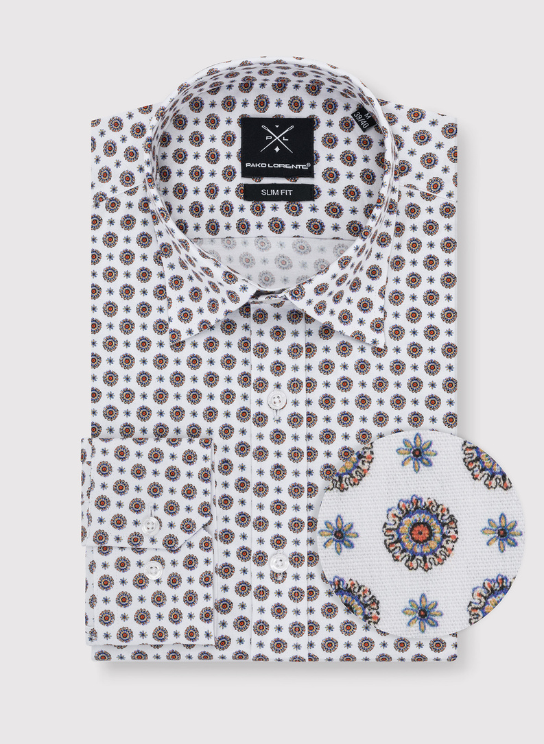 Balti marškiniai raiškiu raštu