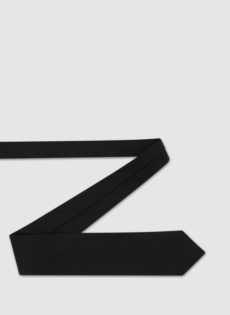 Juodas kaklaraištis be raštų