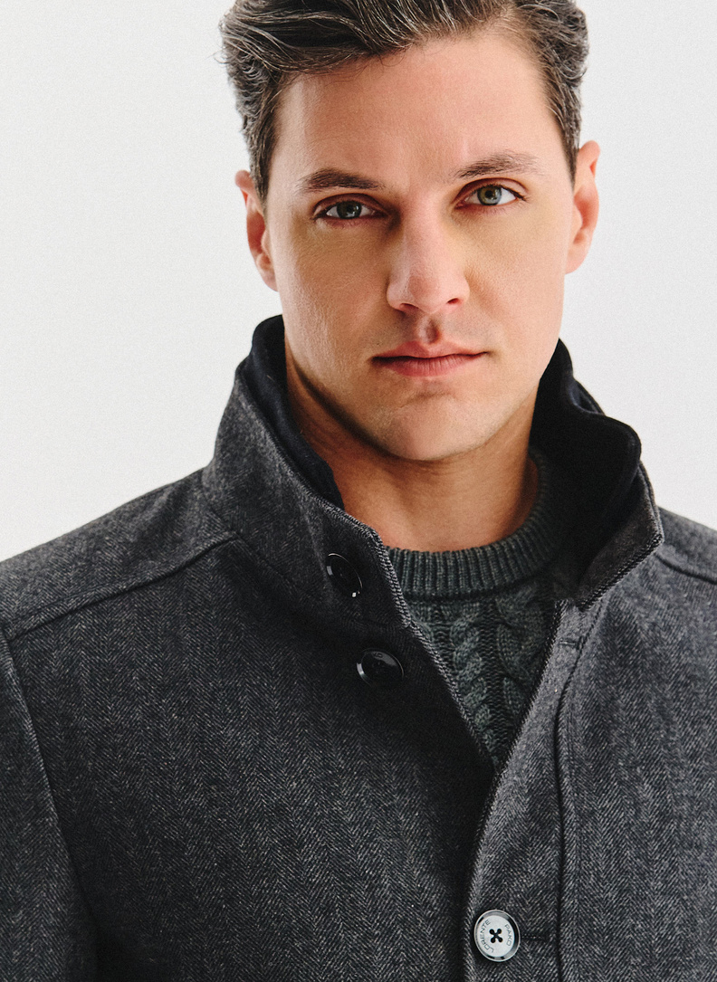 Sagomis sagstomas pilkas lietpaltis