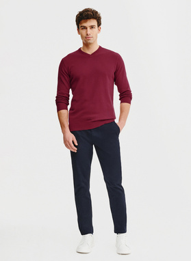 Raudonas vyriškas megztinis V apykakle