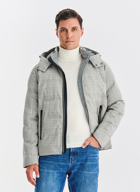 Pilka languota striukė su nusegamu gobtuvu