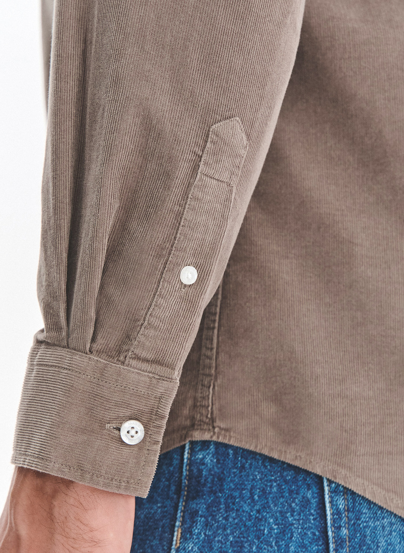 Rudi kordinio velveto marškiniai su kišenėmis ant krūtinės