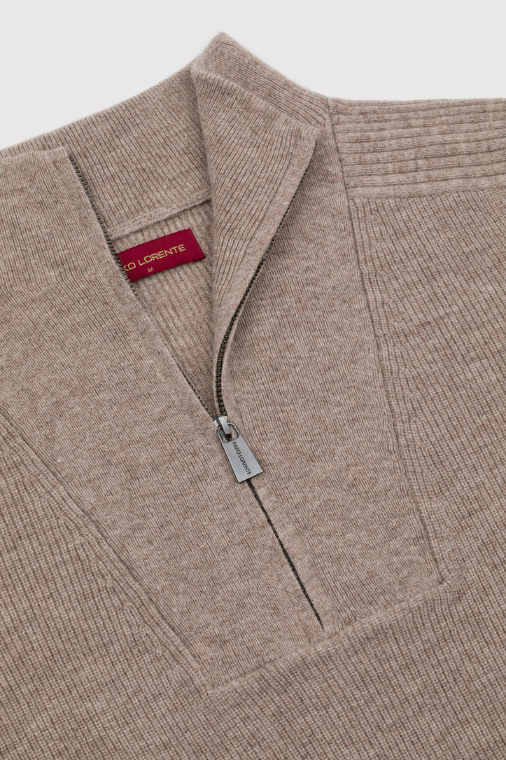 Smėlinis megztinis su prasegama stačia apykakle