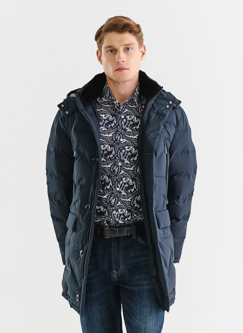 Tamsiai mėlyna dygsniuota striukė su gobtuvu