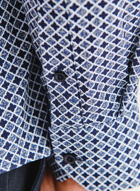 Tamsiai mėlyni marškiniai geometriniu raštu