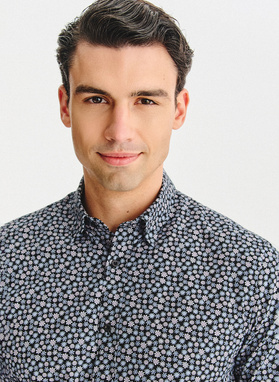 Juodi marškiniai smulkiu raštu