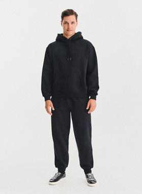 Juodas vyriškas treningas su bluzonu su gobtuvu