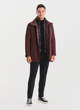 Tamsiai raudona pūkinė striukė