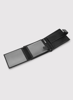 Spūsčiuku segama juoda odinė piniginė