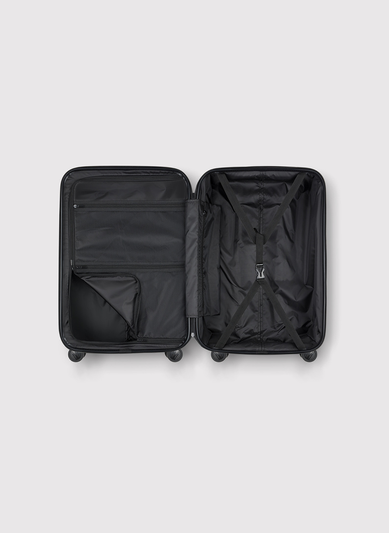 Vidutinis juodas lagaminas su grioveliais